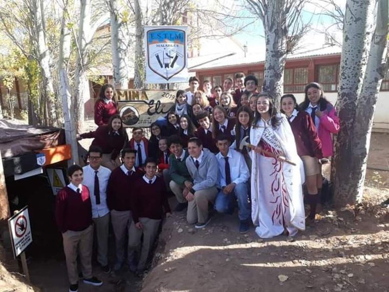 Los futuros técnicos mineros en el ingreso a la “Mina Eli” el proyecto didáctico que se renueva y moviliza a los alumnos. Foto: Gentileza