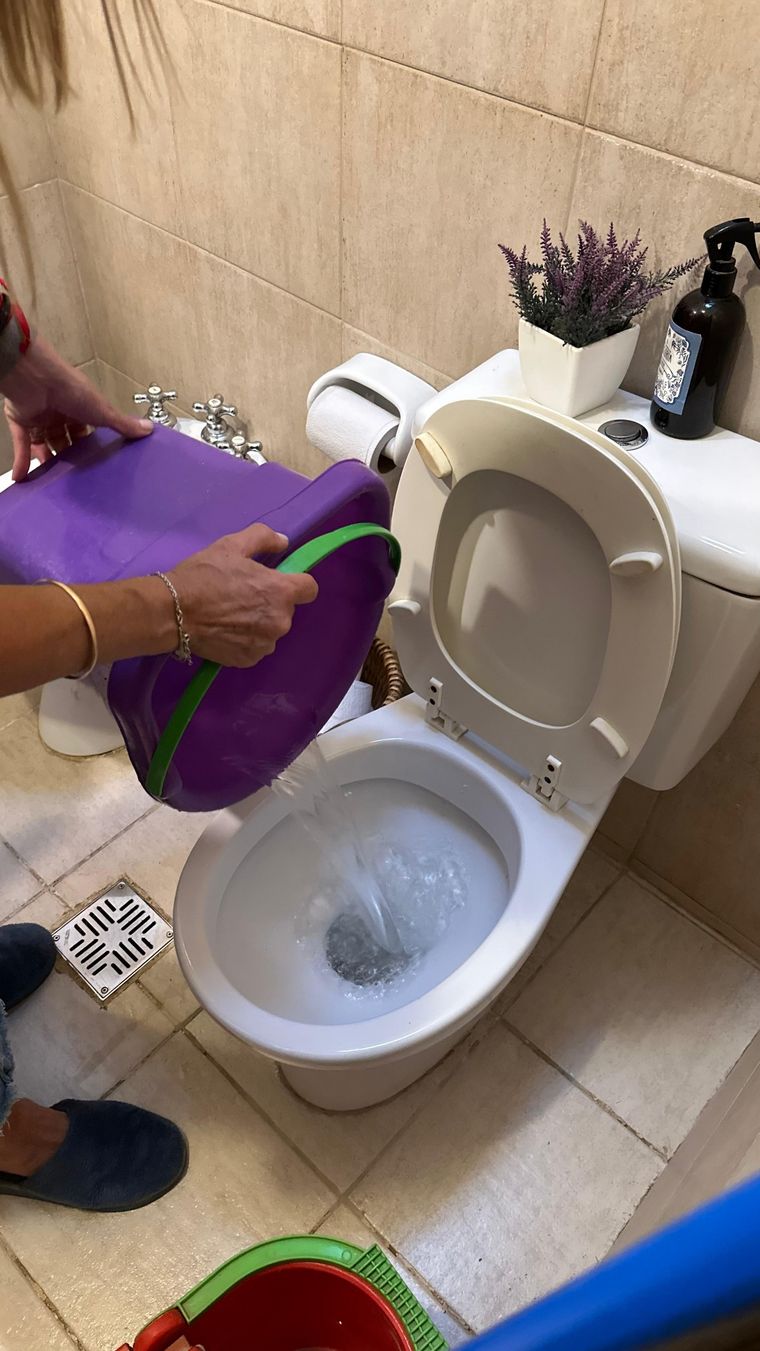 Los vecinos de Chacras agotan recursos para poder hacerle frente a casi una semana sin agua potable. Foto: Gentileza