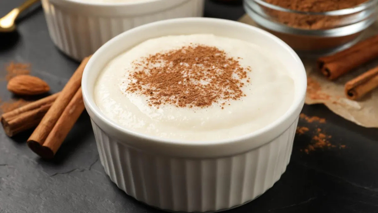 Esta receta de postre de sémola es típica de muchas cocinas caseras. Esta receta de postre de sémola es típica de muchas cocinas caseras.