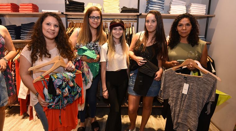 ¡Locas por las compras! Foto: Alf Ponce/MDZ