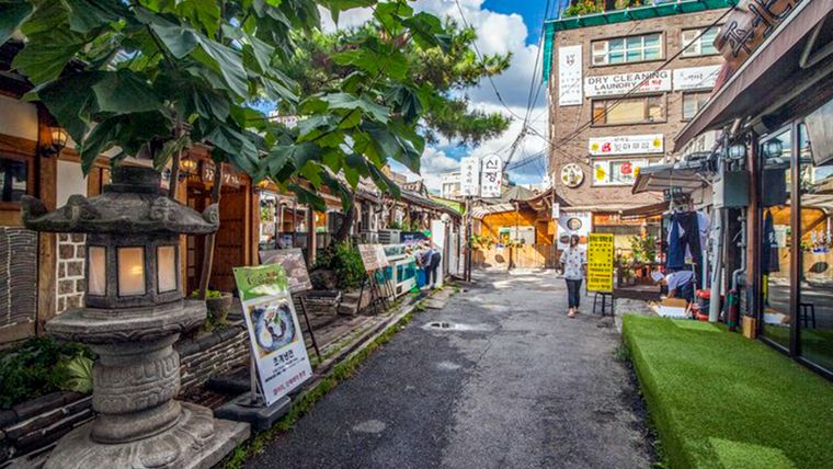 En esta zona de moda de Seúl, Corea del Sur, fachadas, interiores y objetos se integran en una misma estrategia visual vinculada con moda y cultura pop.