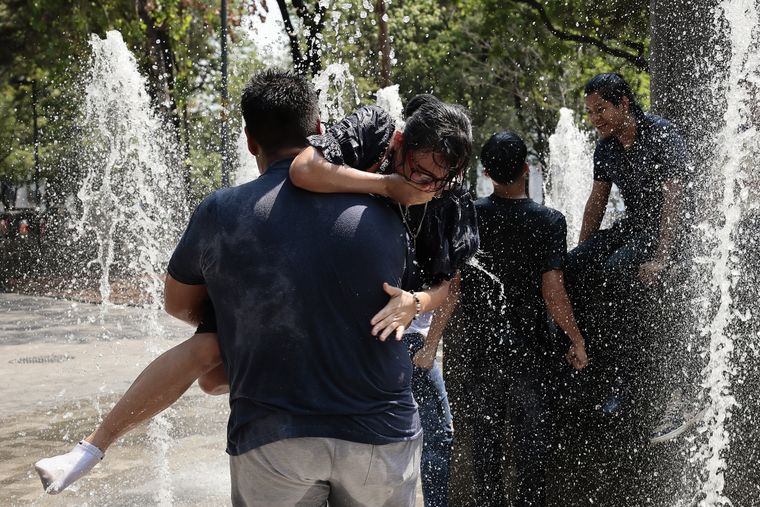 Personas se refrescan debido a las altas temperaturas registradas, el 24 de mayo de 2024, en la Ciudad de México (México). Foto: EFE/ José Méndez