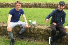 Los amigos Nathan (a la izquierda) y James tenían problemas frecuentes con la policía antes de inscribirse en el Premio Duque de Edimburgo. Foto: Dave Kirton