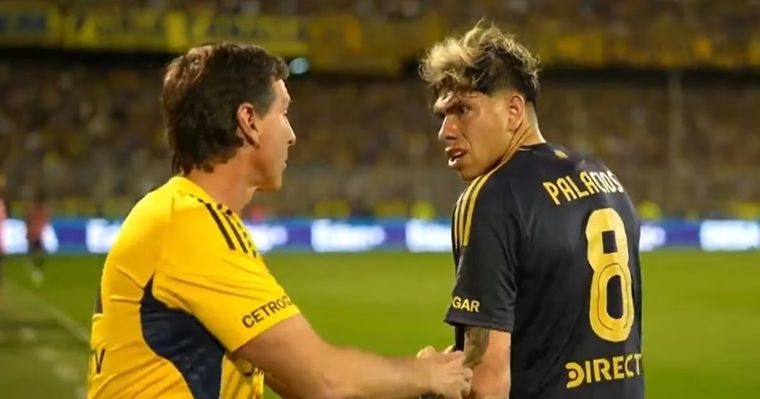 El chileno Palacios le recriminó el cambio a Úbeda en Rosario Central-Boca.