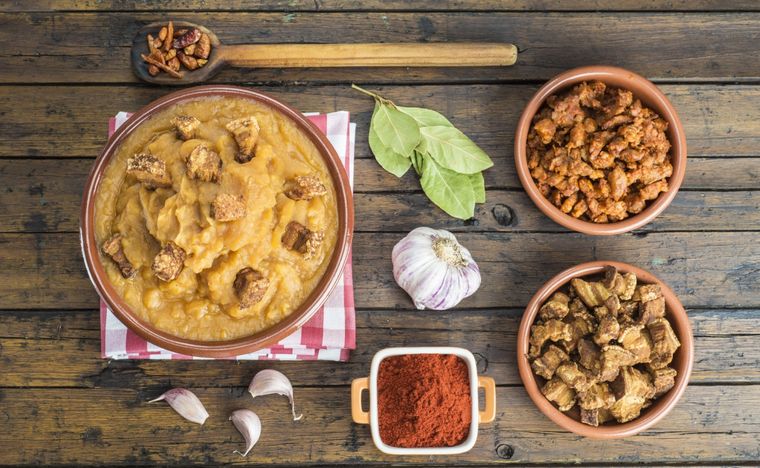 Patatas revolconas Una receta simple y deliciosa con todo el sabor de España Foto: Shutterstock