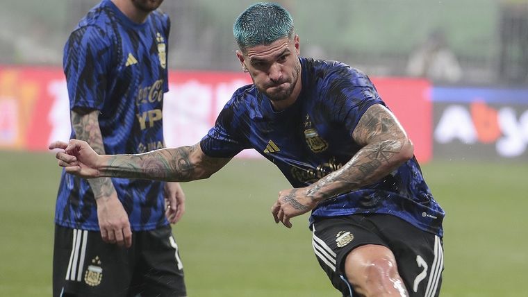 El mediocampista lució un color celeste en su cabeza. Foto: EFE