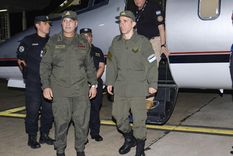 Nahuel Gallo, en el centro, a su llegada al aeropuerto de Ezeiza.
