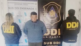 La Policía arrestó hoy a un ex policía de la Bonaerense que había sido denunciado por abuso sexual con acceso carnal de su sobrina mejor de edad. La Policía arrestó hoy a un ex policía de la Bonaerense que había sido denunciado por abuso sexual con acceso carnal de su sobrina mejor de edad.