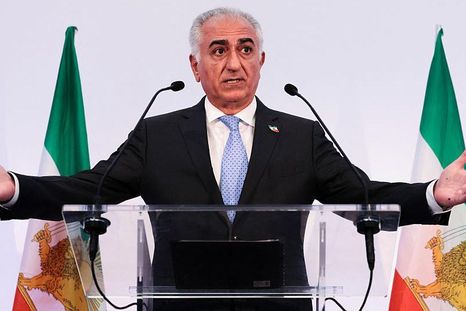 Reza Pahlavi, príncipe heredero del sha de Persia, se presenta como alternativa al actual gobierno de la república islamica. Reza Pahlavi, príncipe heredero del sha de Persia, se presenta como alternativa al actual gobierno de la república islamica.