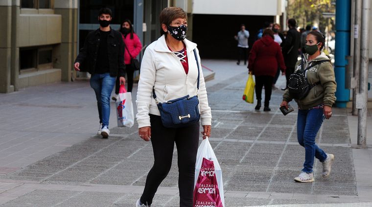 La compra de indumentaria en el centro mendocino no ha decaído pese al aumento de los precios Foto: ALF PONCE MERCADO / MDZ