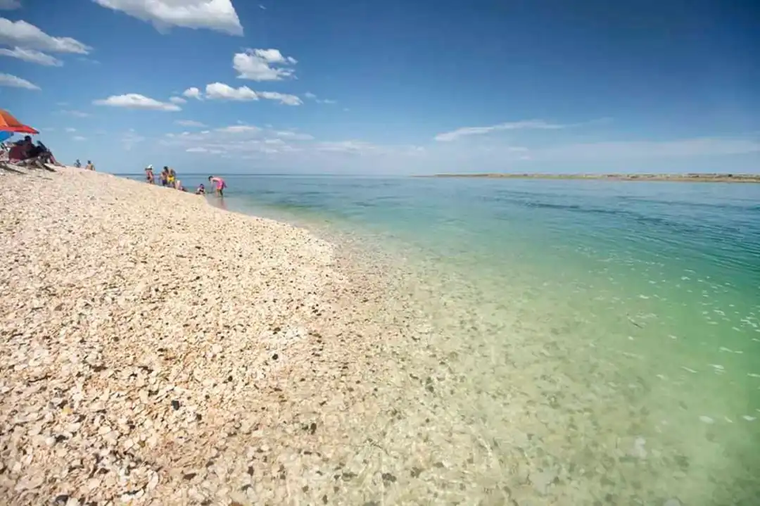 La playa de arena azul que es perfecta para pasar un día de verano. La playa de arena azul que es perfecta para pasar un día de verano.