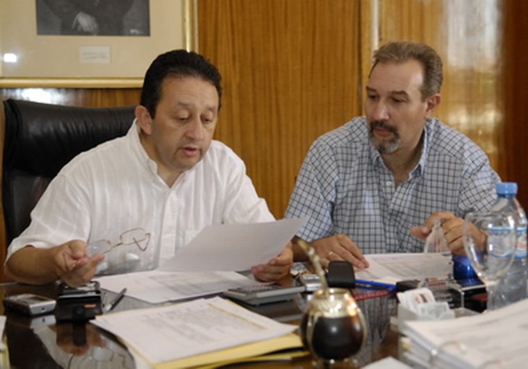 Jaque junto a su equipo, en una de las reuniones que hubo ayer. Foto: Marcelo Ruiz / MDZ