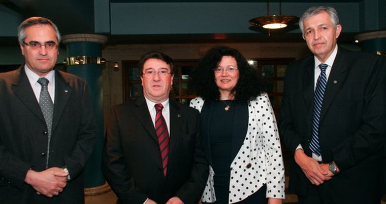 Osvaldo Yerfino, Miguel Navarro y Susana Hemsy durante el acto por el 62º aniversario del Consejo Profesional de Ciencias Económicas. Foto: Gentileza