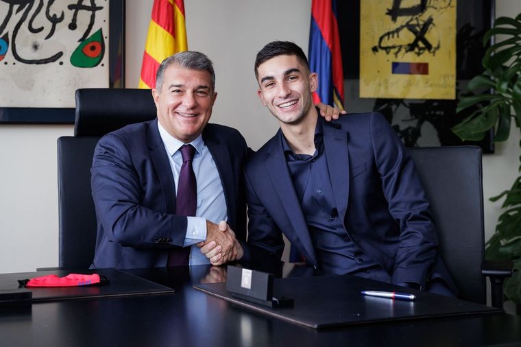 El presidente Joan Laporta junto a Ferrán Torres Foto: Twitter @JoanLaportaFCB