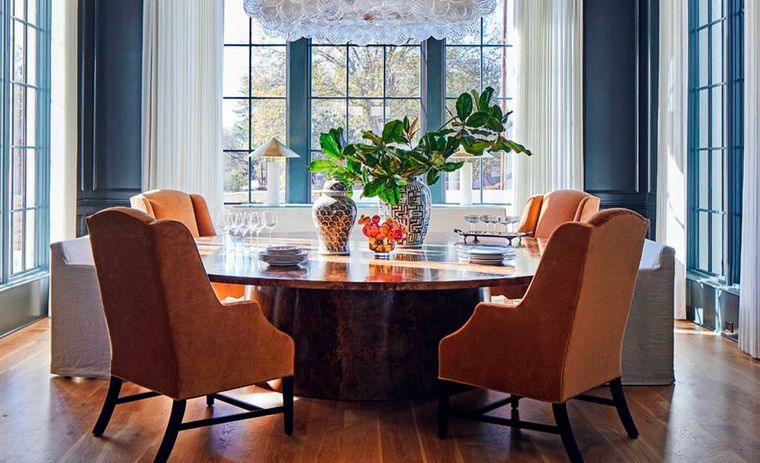 La mesa de raíz de madera es una pieza única y artesanal que le otorga valor a la decoración. Créditos: Laurey .Glenn.