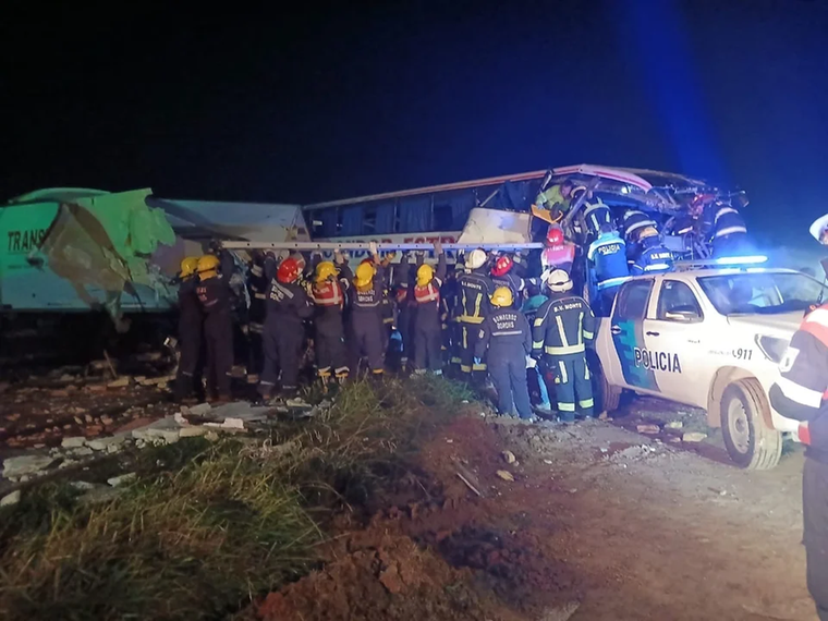 Bomberos trabajan en el lugar del brutal accidente. Foto: Noticias Argentinas