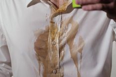 vinagre camisa Cuando descubras cómo sacar las manchas amarillentas de la ropa con vinagre no querrás usar ningún otro producto. Foto: Storyblocks