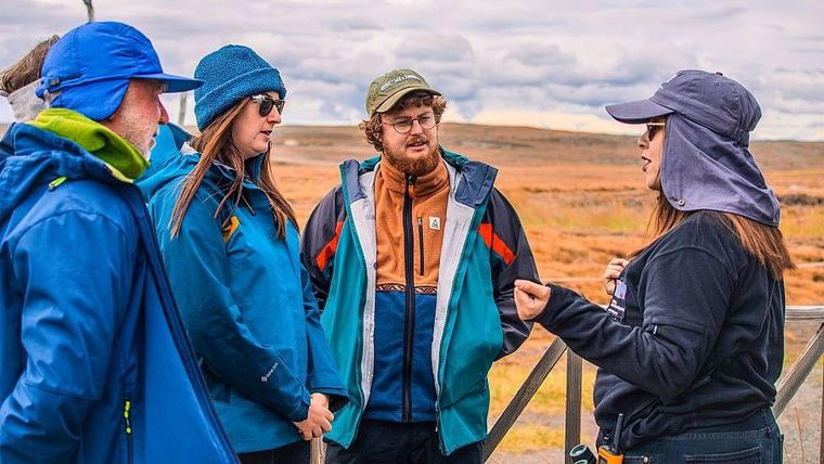 Una integrante de la reserva (der) recibe a un grupo de visitantes. La recomendación es observar en silencio y sin prisa. "El que viene a la Patagonia y anda apurado pierde su tiempo, así de simple".