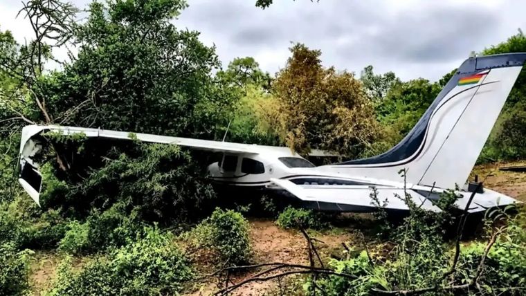 Un dato de última hora que según pudo constatar el diario El Tribuno dos vaqueanos que se encontraban en la zona y declararon haber visto a dos personas armadas salir de la aeronave poco después del impacto.