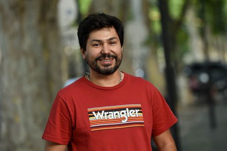 Darío Amante es el creador de Aluhé, un aceite de oliva del que produce casi dos toneladas anuales. Un emprendimiento que combina con la docencia y la política. Foto: Marcos Garcia/MDZ