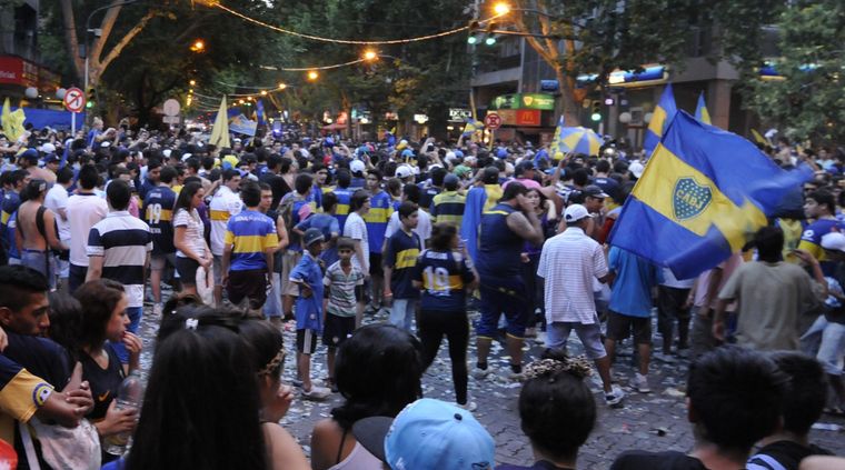 El Kilómetro 0 se teñirá de azul y amarillo. Alf Ponce/MDZ Foto: Alf Ponce/MDZ