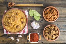 Patatas revolconas Una receta simple y en pocos minutos de patatas revolconas para sorprender a todos. Foto: Shutterstock