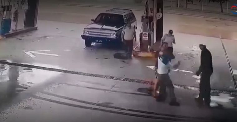 El conductor tenía la oblea vencida y atacó al playero Foto: Captura de video