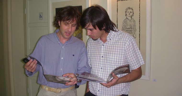 Sergio Simone Fasanella y Juan Manuel Ferrando de la agencia de publicidad Ingenio hojeando la nueva publicación. Foto: MDZ