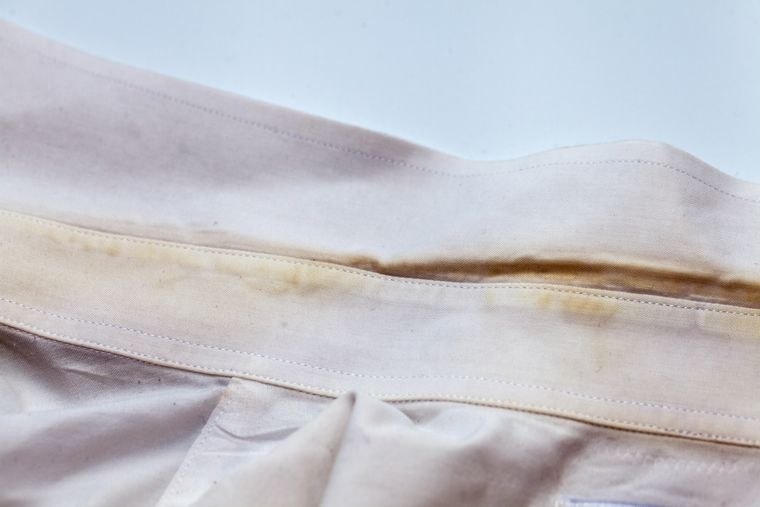 Cómo blanquear el cuello y los puños de las camisas blancas. Foto: iStock