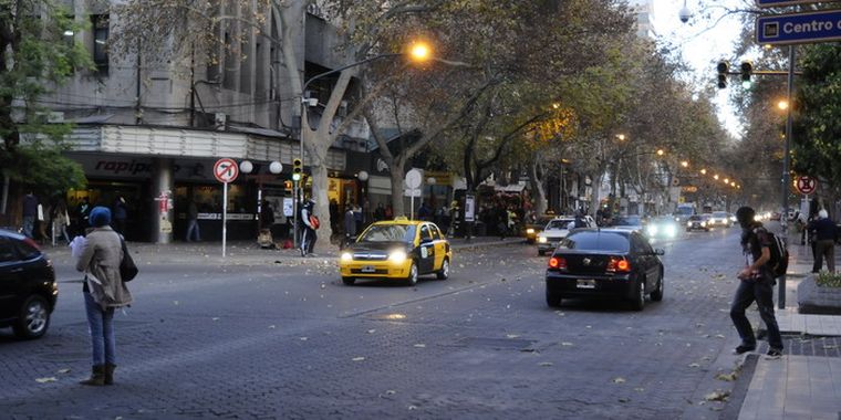 Algunos comerciantes retiraron las mesas de las veredas. Foto: Alf Ponce / MDZ