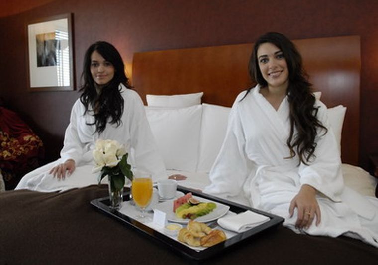 Florencia I y detrás suyo la virreina Julieta Navarro, esta mañana en la habitación Park Suite del Hotel Hyatt. Foto: Marcelo Ruiz/MDZ