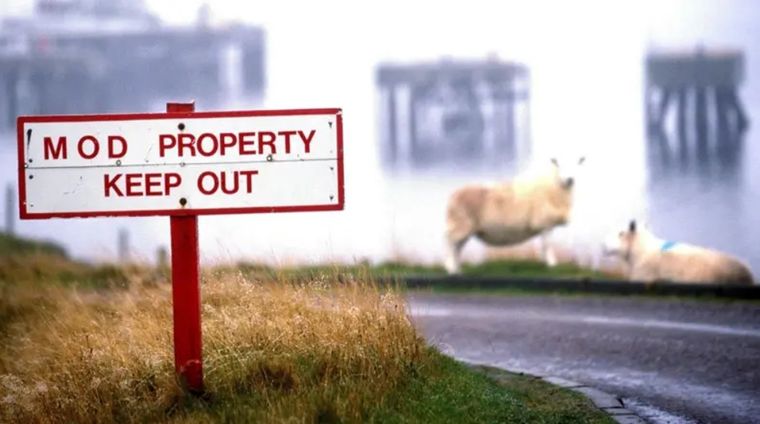 Propiedad del Ministerio de Defensa. No pasar, dice este anuncio y aplica a toda una isla. Foto: GETTY IMAGES