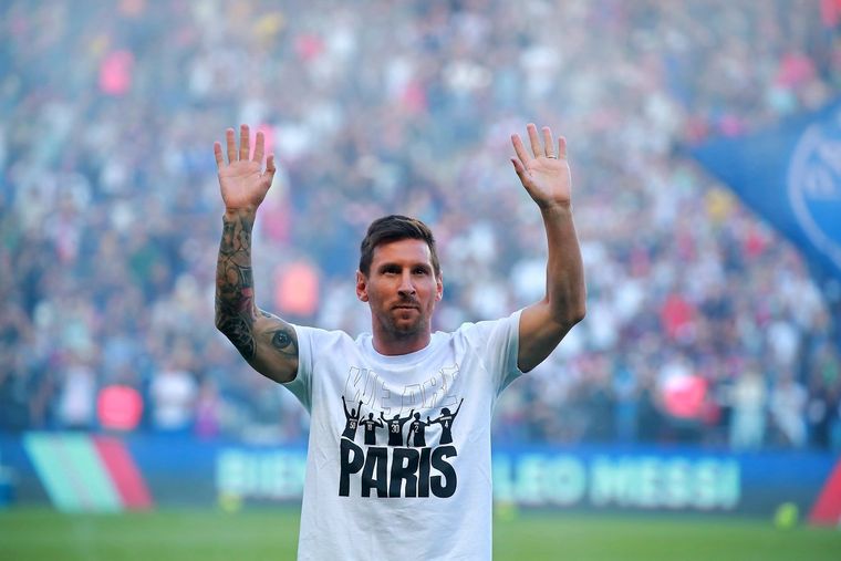 Los hinchas del PSG se rindieron ante Leo Messi Foto: EFE