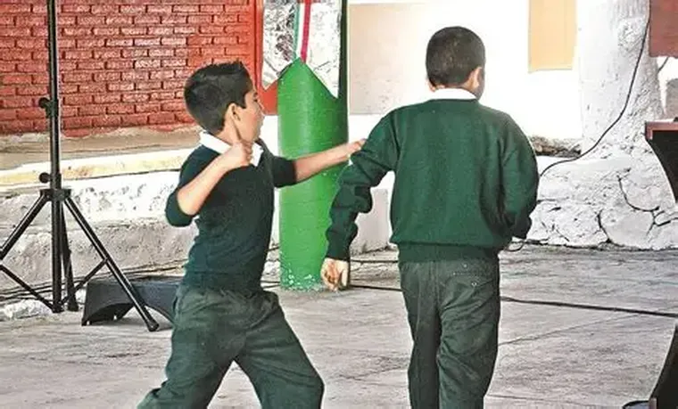 Los adolescentes crecen en un contexto atravesado por la inmediatez, la hiperconectividad y la sobreexigencia. Los adolescentes crecen en un contexto atravesado por la inmediatez, la hiperconectividad y la sobreexigencia.