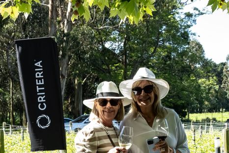 Nancy Estrada y Mirta Maglietta en la bodega Trapiche Costa y Pampa.
