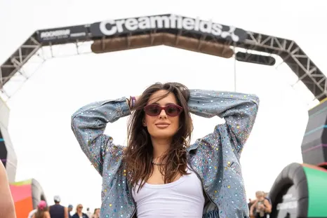 El outfit de Flor Jazmín Peña en Manchester.