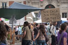 Alquilar una vivienda en España implica destinar más del 90 % del salario juvenil, según un estudio.