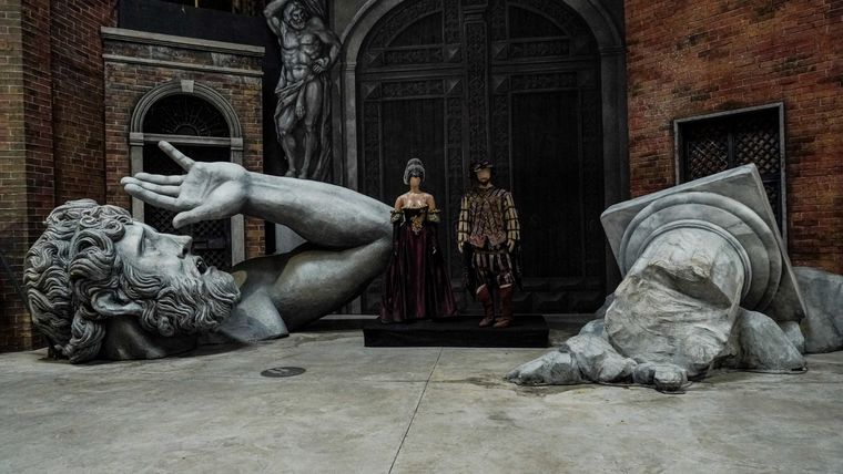 La imponente figura de Rigoletto sorprende a cada visitante del depósito del Teatro Colón Foto: Analía Melnik/MDZ