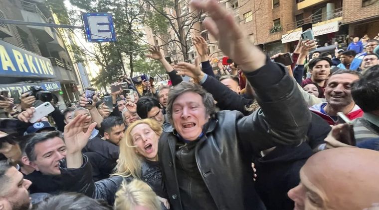 Javier Milei caminará el centro de Merlo junto a Carolina Píparo Foto: Facebook Javier Milei