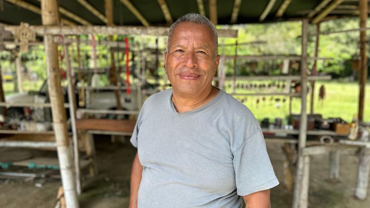 Ricardo Solórzano, como muchos visitantes, pide que a la niña Omaira se le inicie un proceso de beatificación.