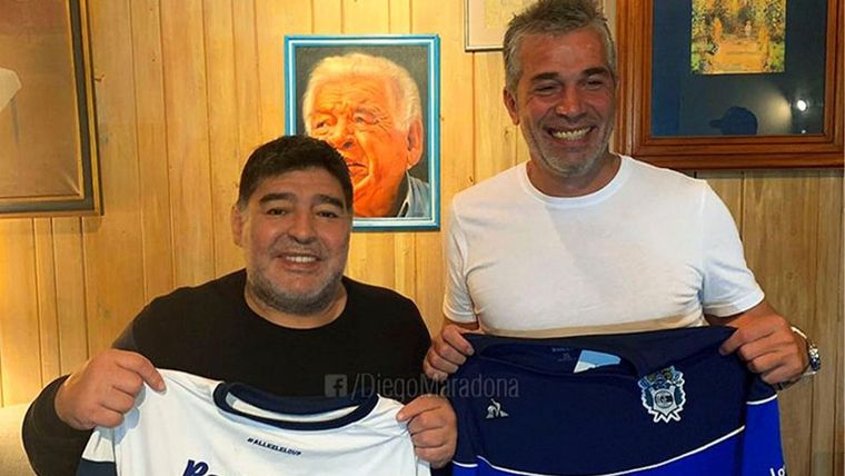 Maradona junto al presidente del club, Gabriel Pellegrino.