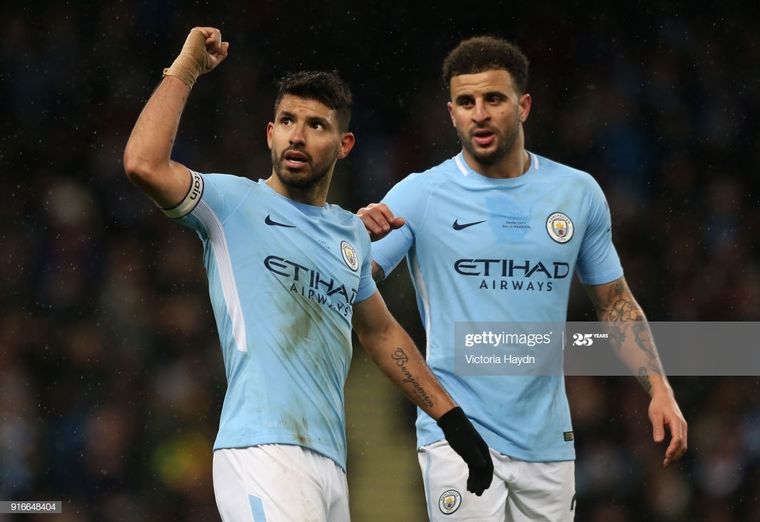 Walker festeja un gol junto al Kun Agüero.