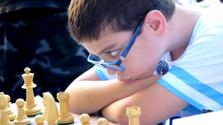 El joven logró vencer al número uno del mundo en ajedrez. Foto: X/@conurvaga