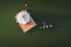 A las tiendas de campaña se llega en canoas. Foto: Vlotkamp