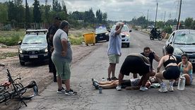 El ciclista quedó tendido sobre la ruta. El ciclista quedó tendido sobre la ruta.