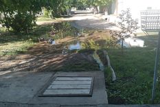 Vecinos de Rodeo de la Cruz denuncian que están viviendo con un lago en las veredas y la calle. Foto: Gentileza