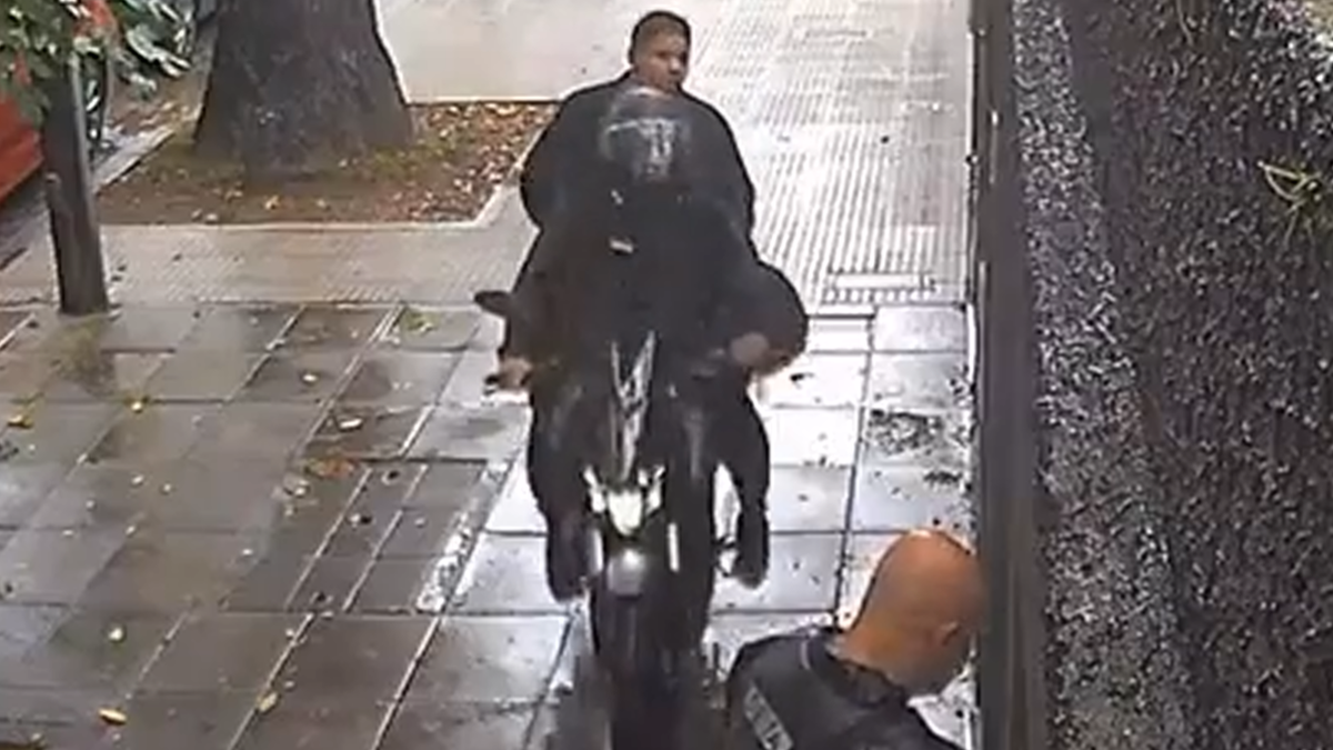 Quisieron robarle a un repartidor, se defendió a los tiros y un ladrón terminó pidiendo por su vida