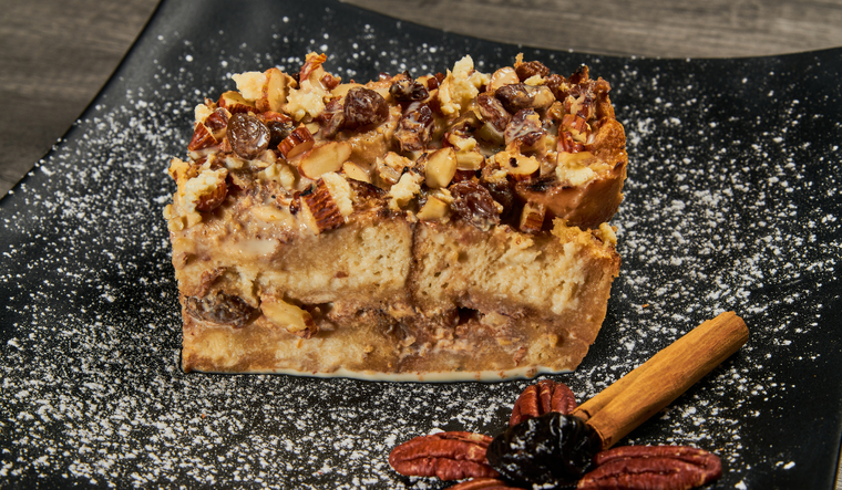 Esta receta fue introducida por los espa&ntilde;oles en el siglo XVI, adapt&aacute;ndose con ingredientes mexicanos como el piloncillo, los cacahuates y el pl&aacute;tano.