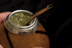 La bombilla suele contener restos de yerba, azúcares, sarro y otras impurezas Foto: Shutterstock