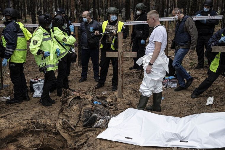 Izium Una de las 440 tumbas en las que fueron hallados 940 cadáveres, incluidos los de 25 niños Foto: The Kyiv Independent